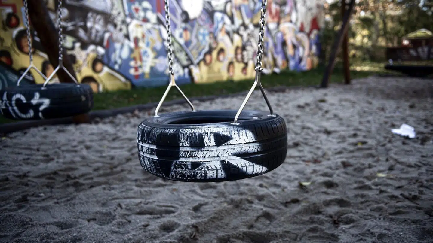 Arkivfoto: Det er fra torsdag forbudt at ryge på legepladser i Roskilde Kommune.