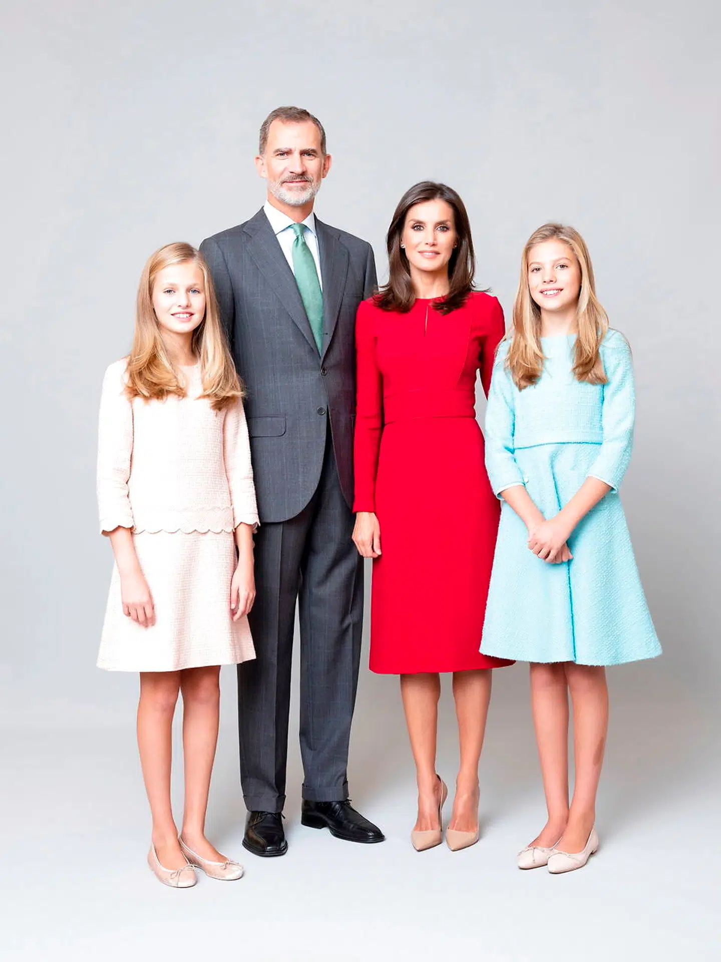 Den spanske kongefamilie med kronprinsesse Leonor ved siden af sin far, kong Felipe VI,mens dronning Letizia står ved siden af datteren prinsesse Sofia.