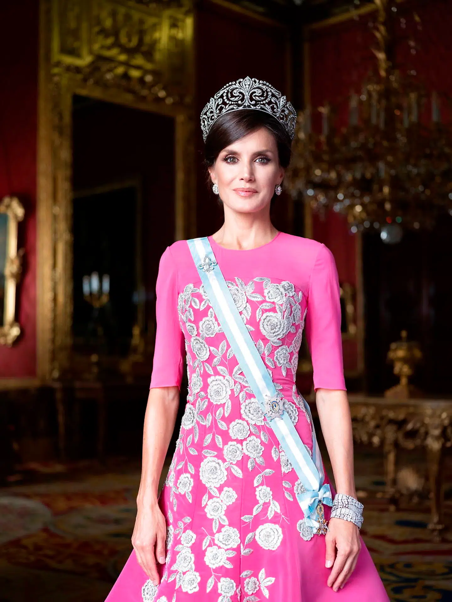 Dronning Letizia ser fantastisk ud i denne kjole lavet specielt til hende af Carolina Herrera. Kjolen blev brugt første gang, da hun i oktober overværede kroningen af den japanske kejser. På hovedet bærer hun en krone ved navn 'Tiara de las Flores de Lis', som har været i den spanske kongefamilie siden 1906.