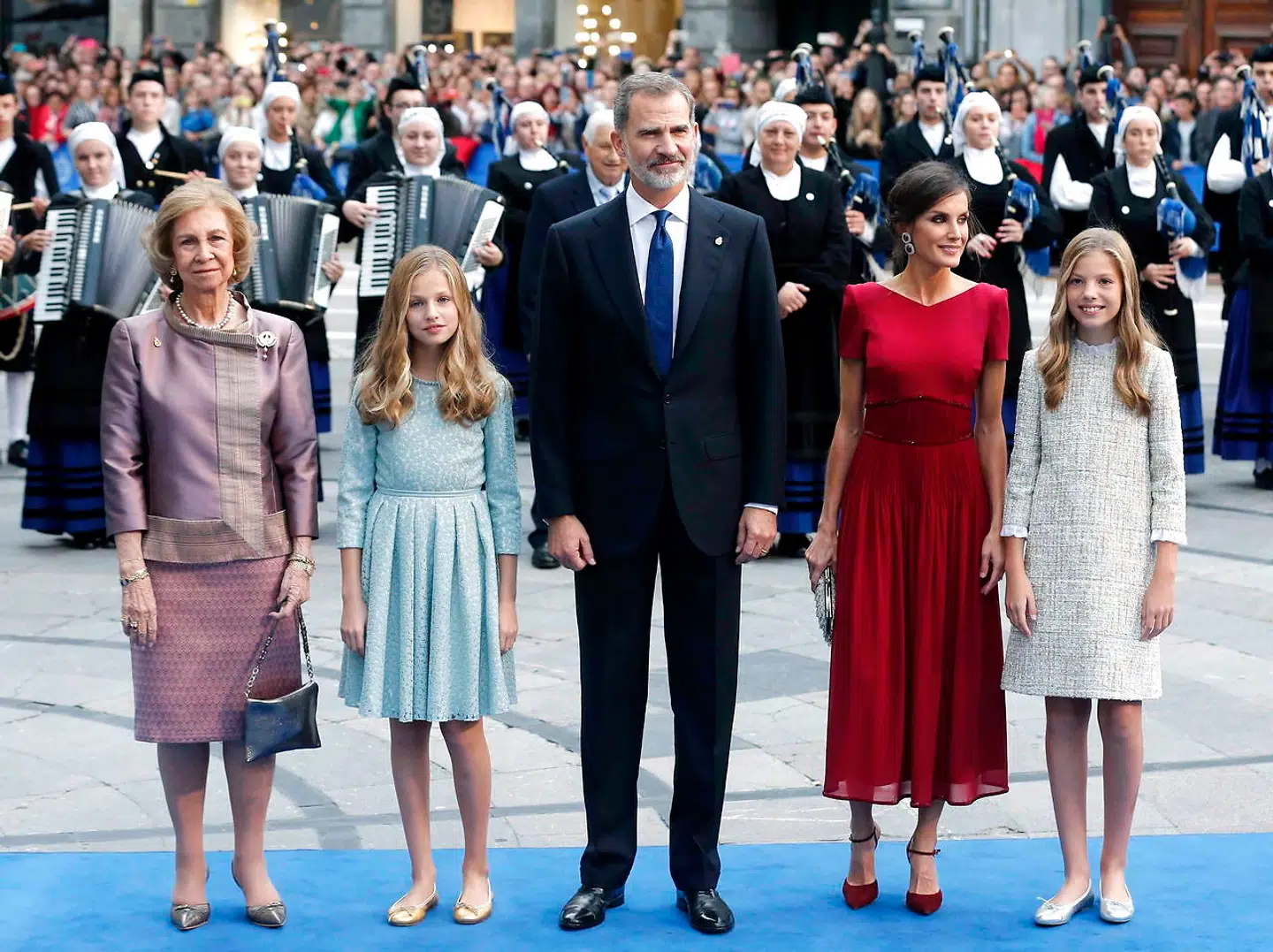 Den spanske kongefamilie sammen med kong Felipes mor, den tidligere dronning Sofia.