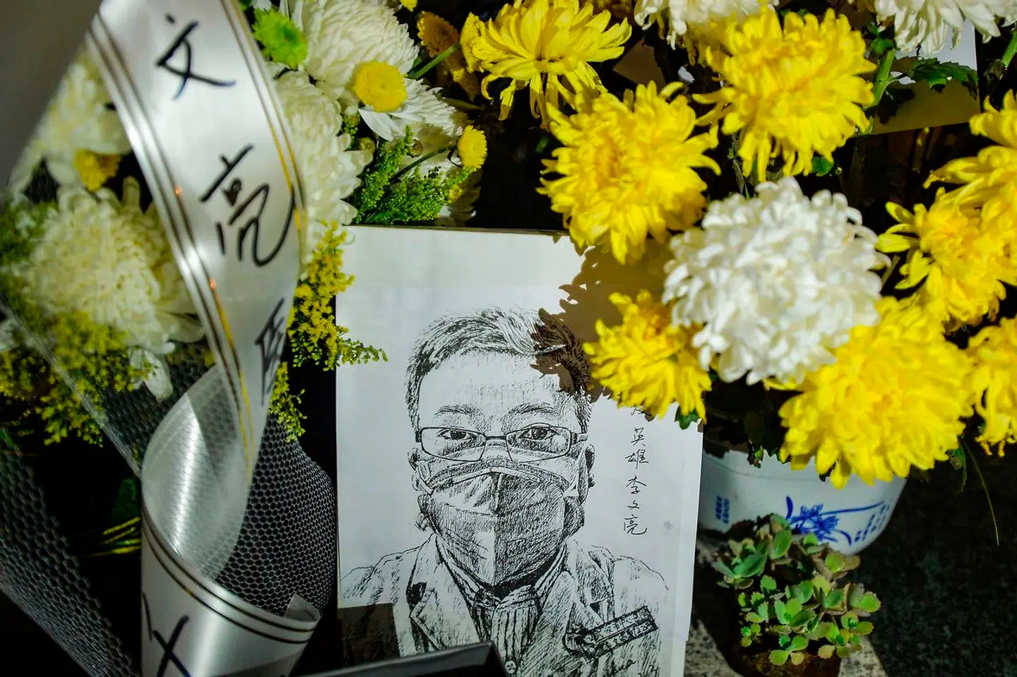 Blomster foran Wuhan Central Hospital til minde om lægen Li Wenliang, der slog alarm om coronavirus.