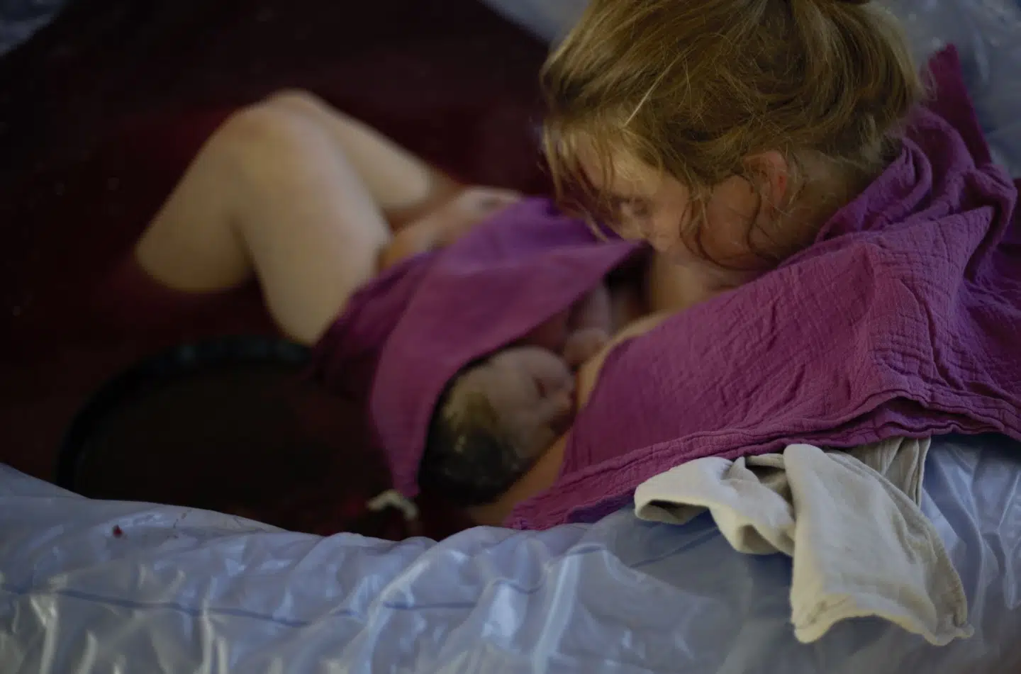 Katrine Birk fødte hjemme, og her sidder hun med sin datter i fødekarret umiddelbart efter fødslen.