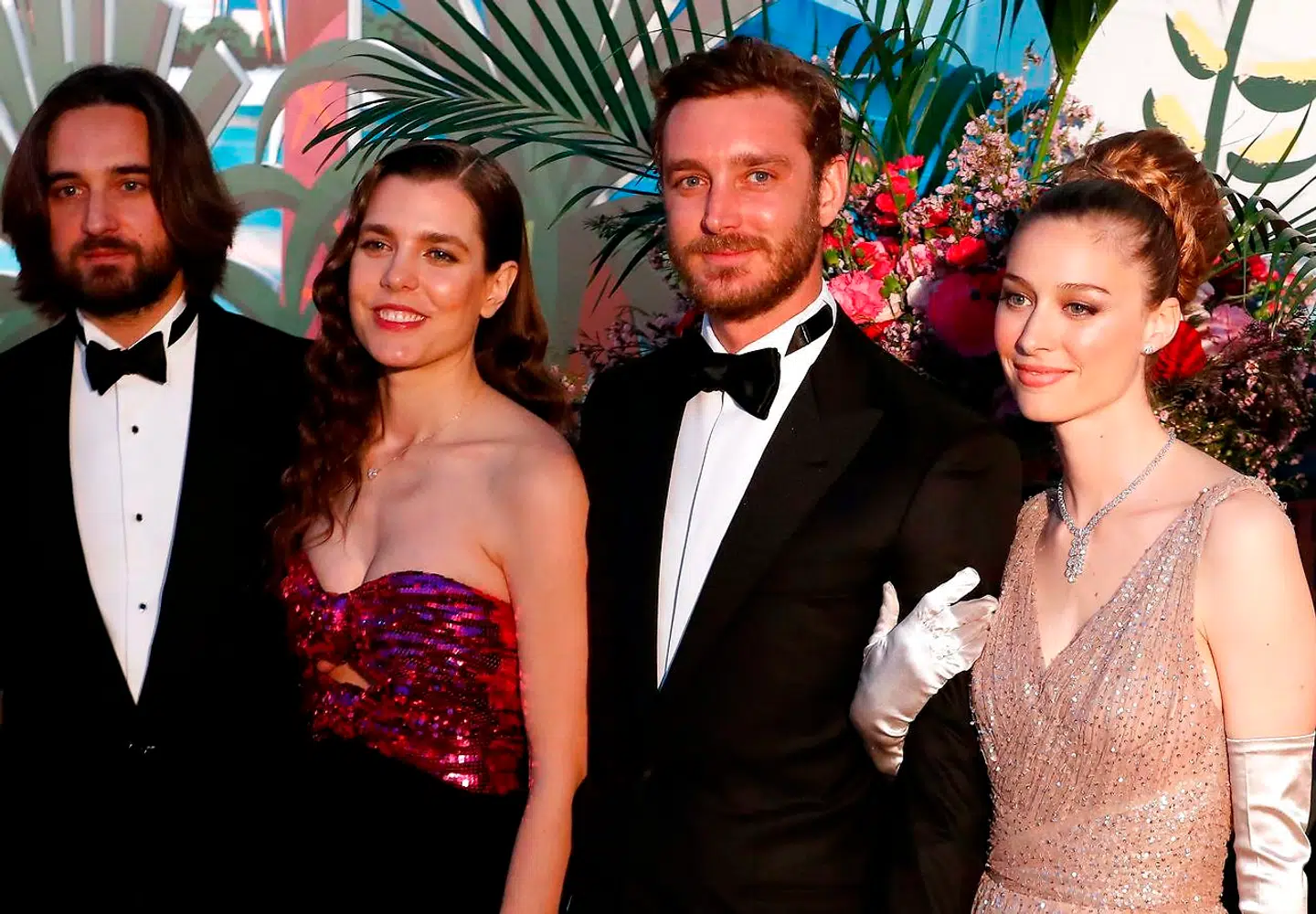 Charlotte Casiraghi ses her sammen med sin mand, Dimitri Rassam (tv) og sin lillebror Pierre Casiraghi (th) samt dennes kone Beatrice Boromeo. Selv om Charlotte Casiraghi officielt ikke bærer titlen som prinsesse, så er hun alligevel den 11. i tronfølgen til Monacos trone.