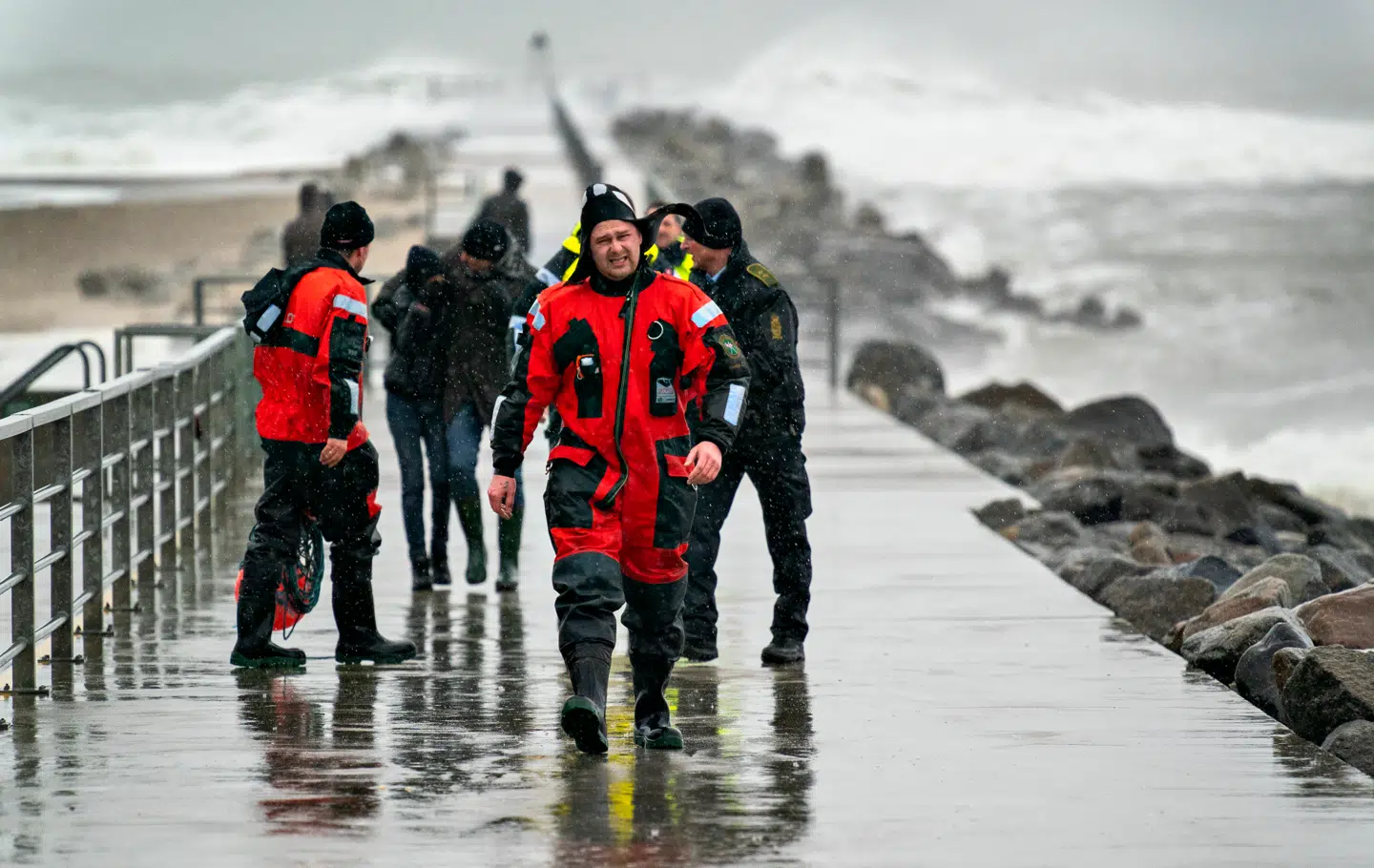 Rescueworkers by the water in Noerre Vorupoer, where to people on sunday february 9th 2020 were rescued after having fallen of a pier and into gant rocks in the water. Both persons were safe a the rescue ended.. (Foto: Henning Bagger/Ritzau Scanpix)