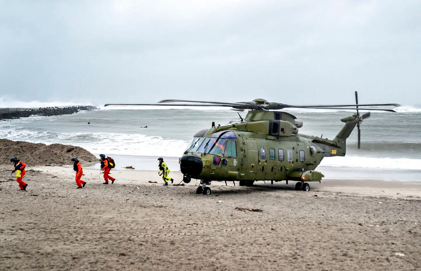 To personer blev søndag middag reddet, da de i den stærke storm var faldet ned mellem stenene på molen i Nørre Vorupør, søndag 9. februar 2020. Der blev slået storalarm med flere ambulancer og SAR-redningsmandskab samt en redningshelikopter. Ifølge tilskuere på stedet skulle det have været en far og søn, der blev kørt til sygehuset i Aalborg. (Foto: Henning Bagger/Ritzau Scanpix)