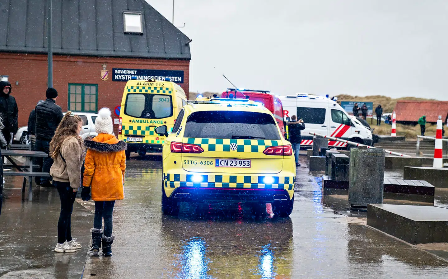 To personer blev søndag middag reddet, da de i den stærke storm var faldet ned mellem stenene på molen i Nørre Vorupør, søndag 9. februar 2020. Der blev slået storalarm med flere ambulancer og SAR-redningsmandskab samt en redningshelikopter. Ifølge tilskuere på stedet skulle det have været en far og søn, der blev kørt til sygehuset i Aalborg. (Foto: Henning Bagger/Ritzau Scanpix)