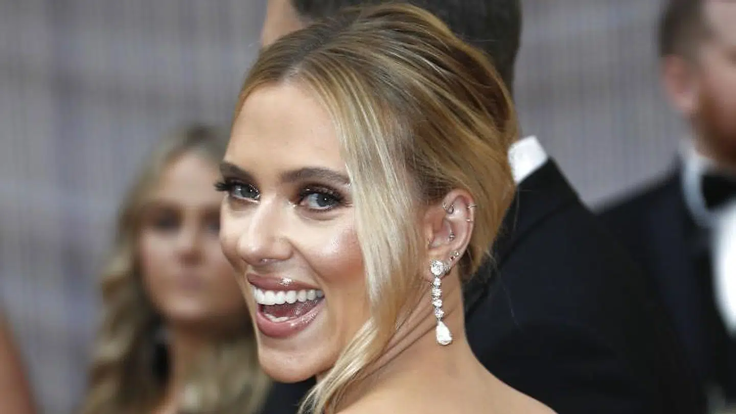 Scarlett Johansson ses her på den røde løber med de dyre smykker.