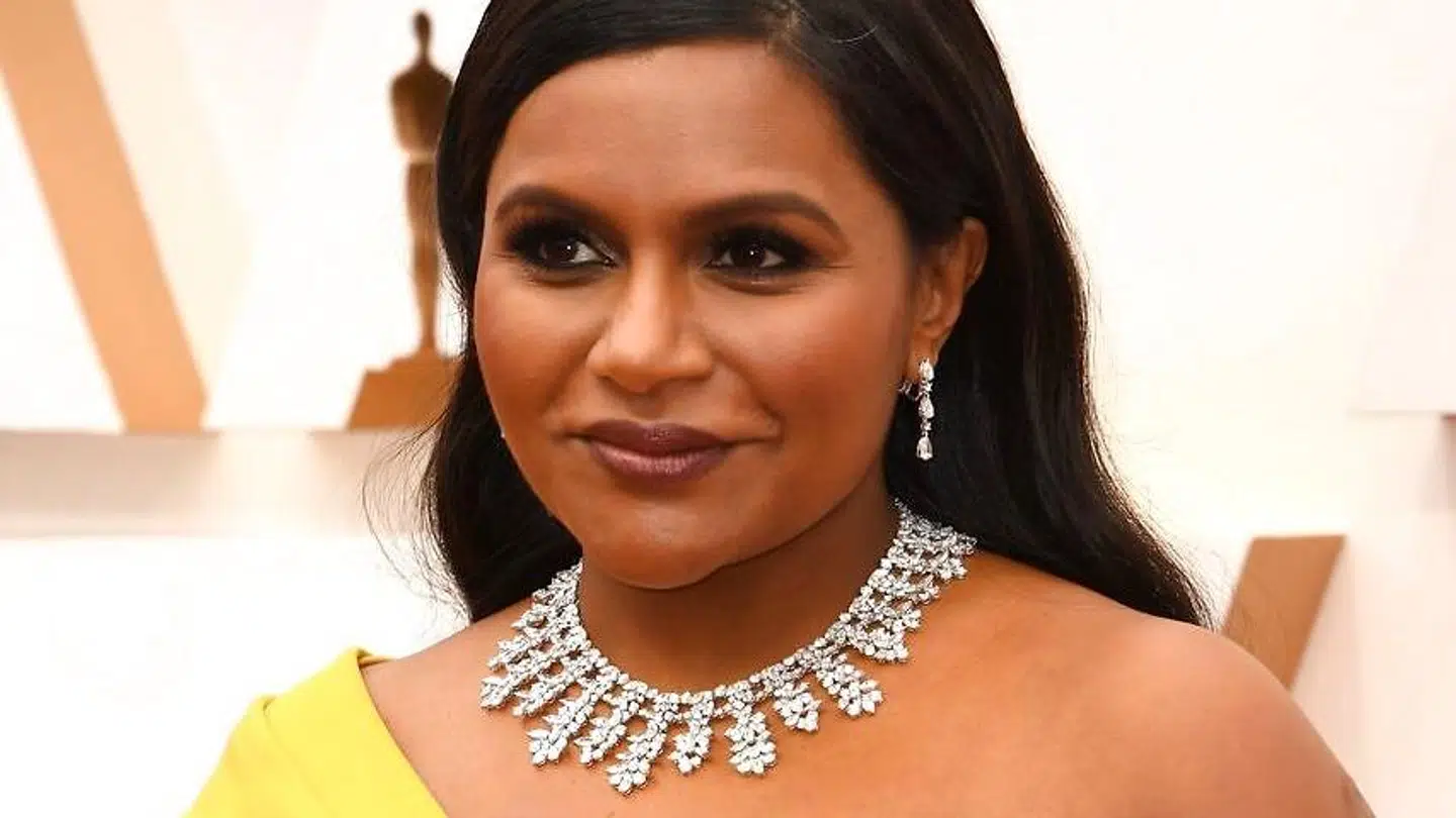 Mindy Kaling med den 3,4 millioner dyre diamanthalskæde.