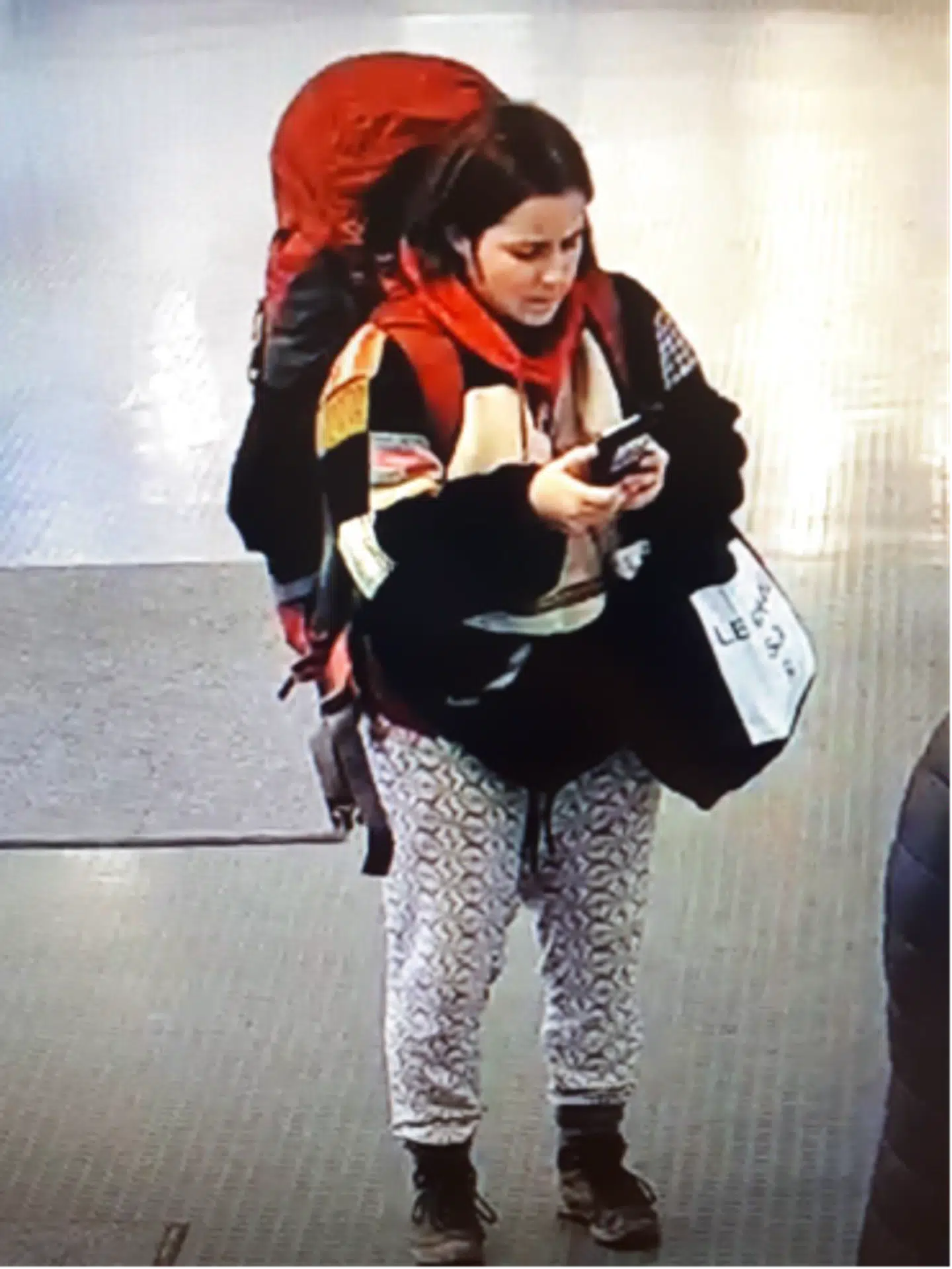 Her er 23-årige Karen Kubel Rolighed fotograferet af overvågningskameraet ved ombordstigningen søndag.