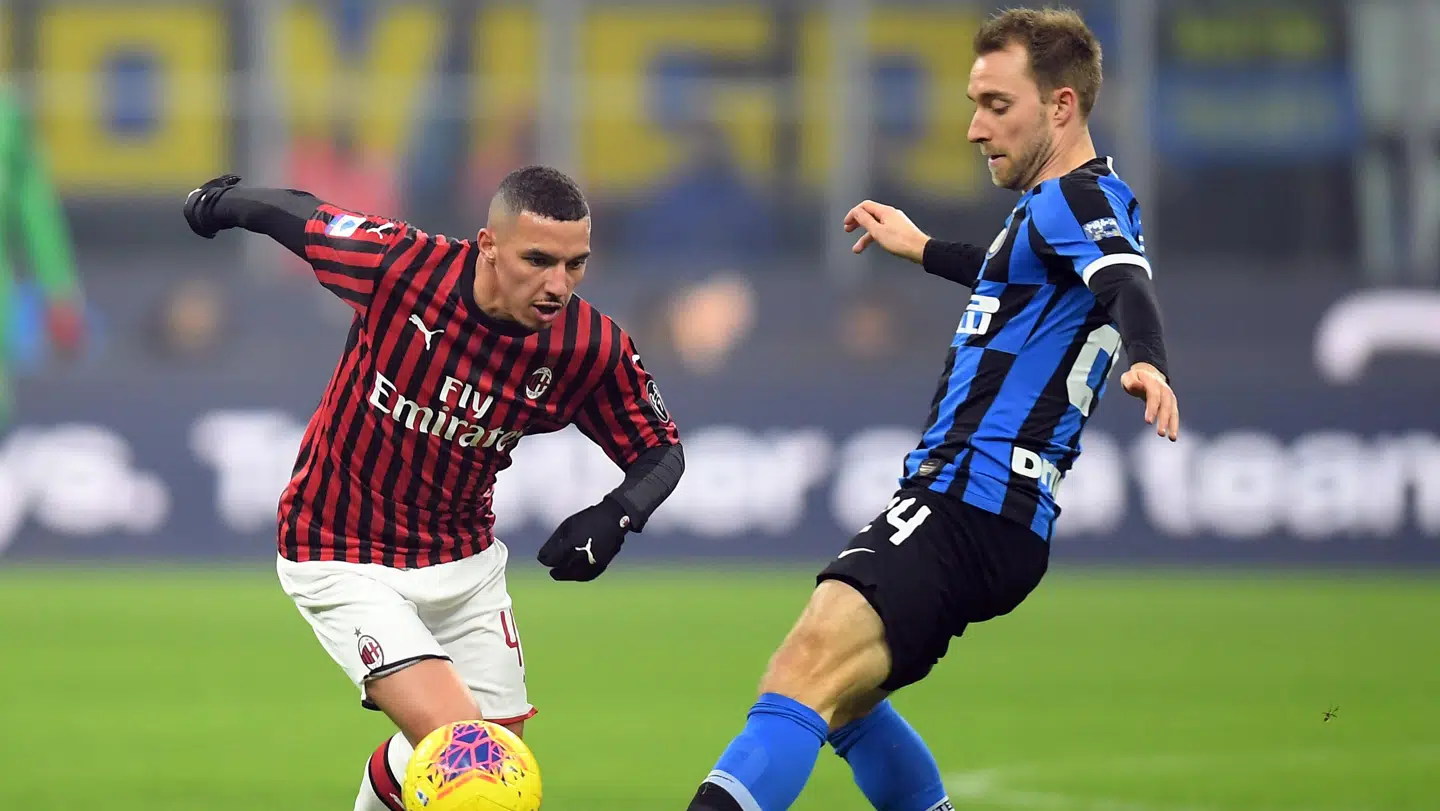 Eriksen kæmper om bolden med Bennacer fra AC Milan.