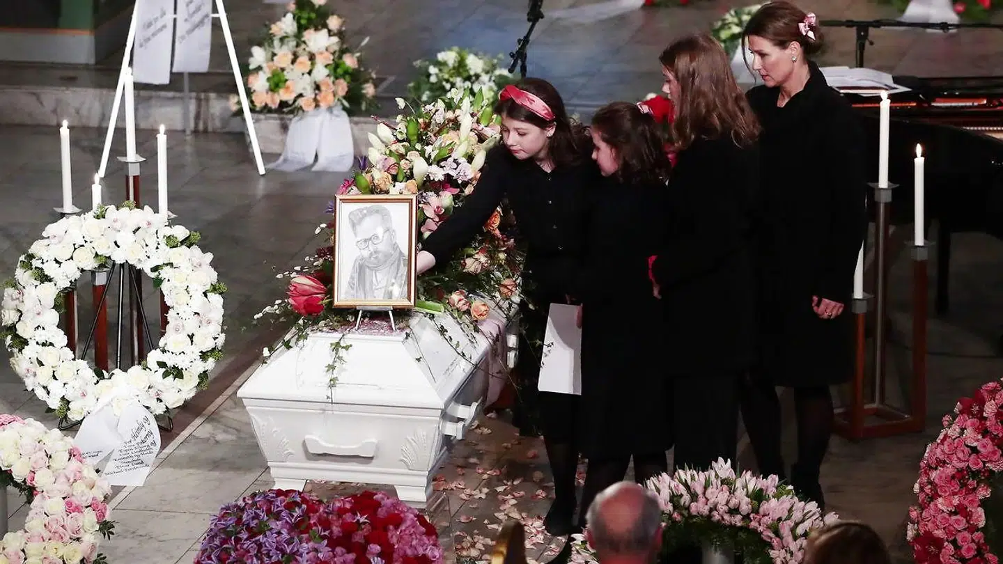 Her stiller Maud Behn tegningen af sin afdøde far, Ari Behn. Ved hendes side står hendes to yngre søstre, Emma og Leah. Samt pigernes mor, prinsesse Martha Louise.