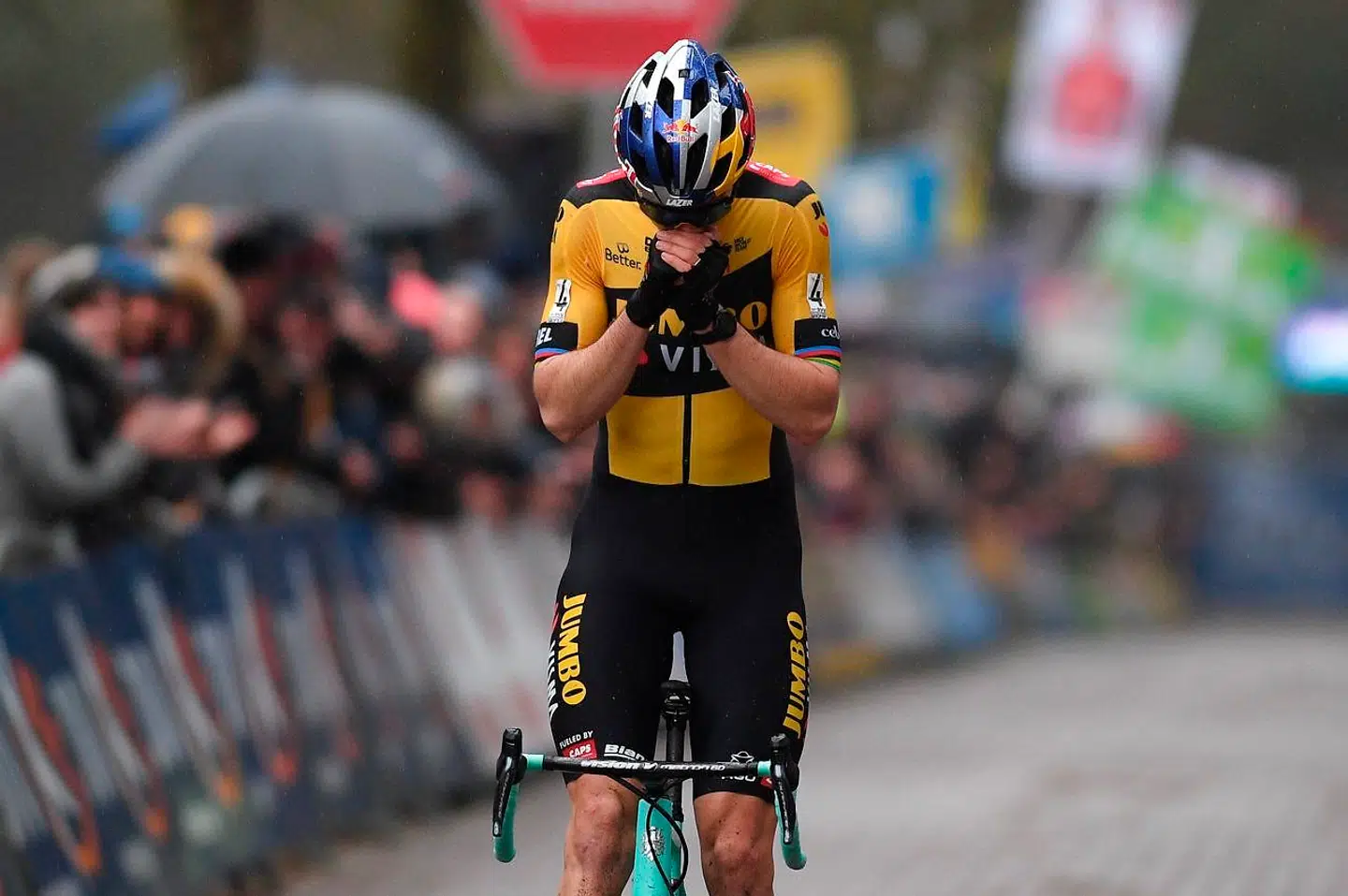 Wout Van Aert fejrer sejren ved Krawatencross.