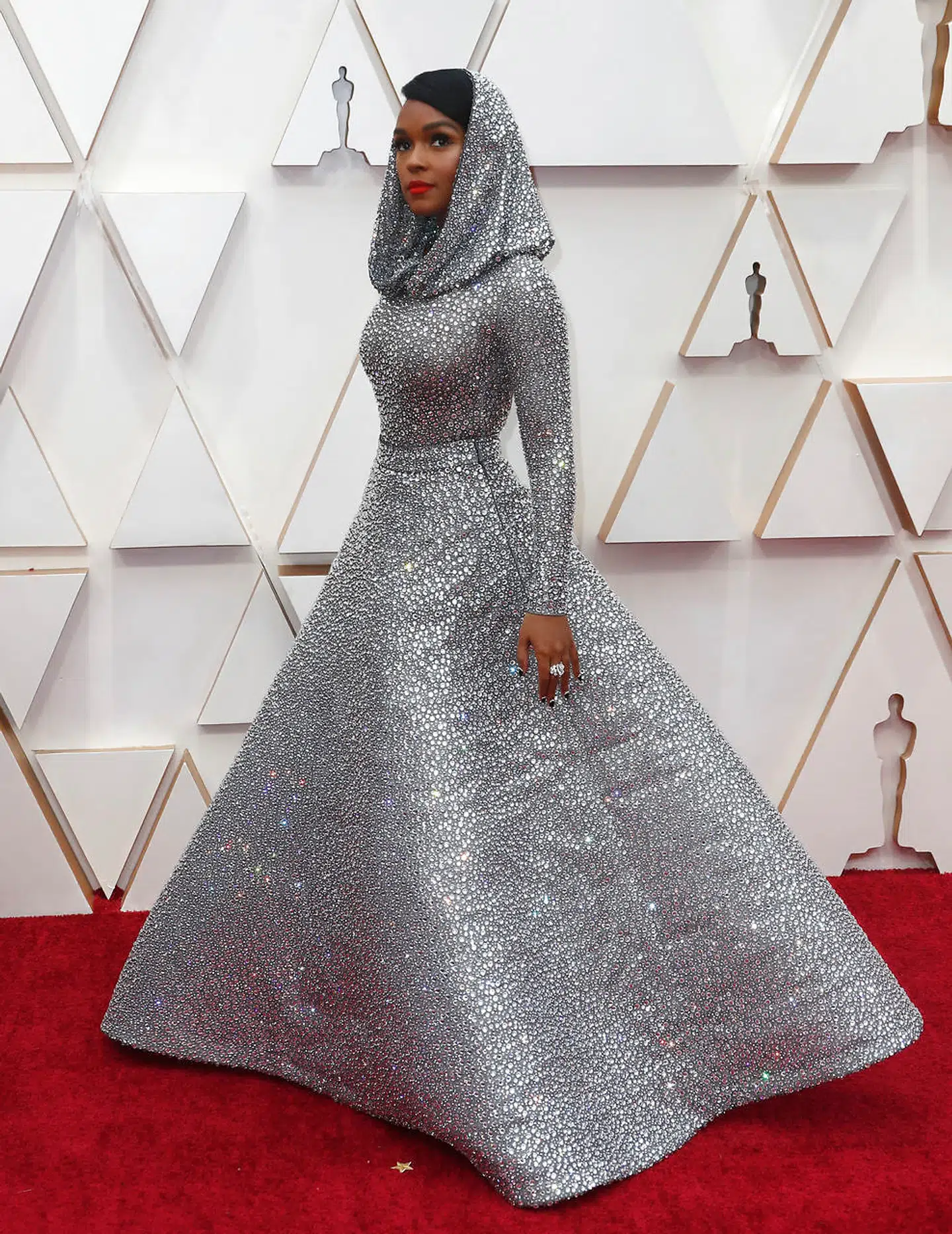 Janelle Monae gjorde Twitter rødglødende, da hun indtog den røde løber i en sølvkjole.