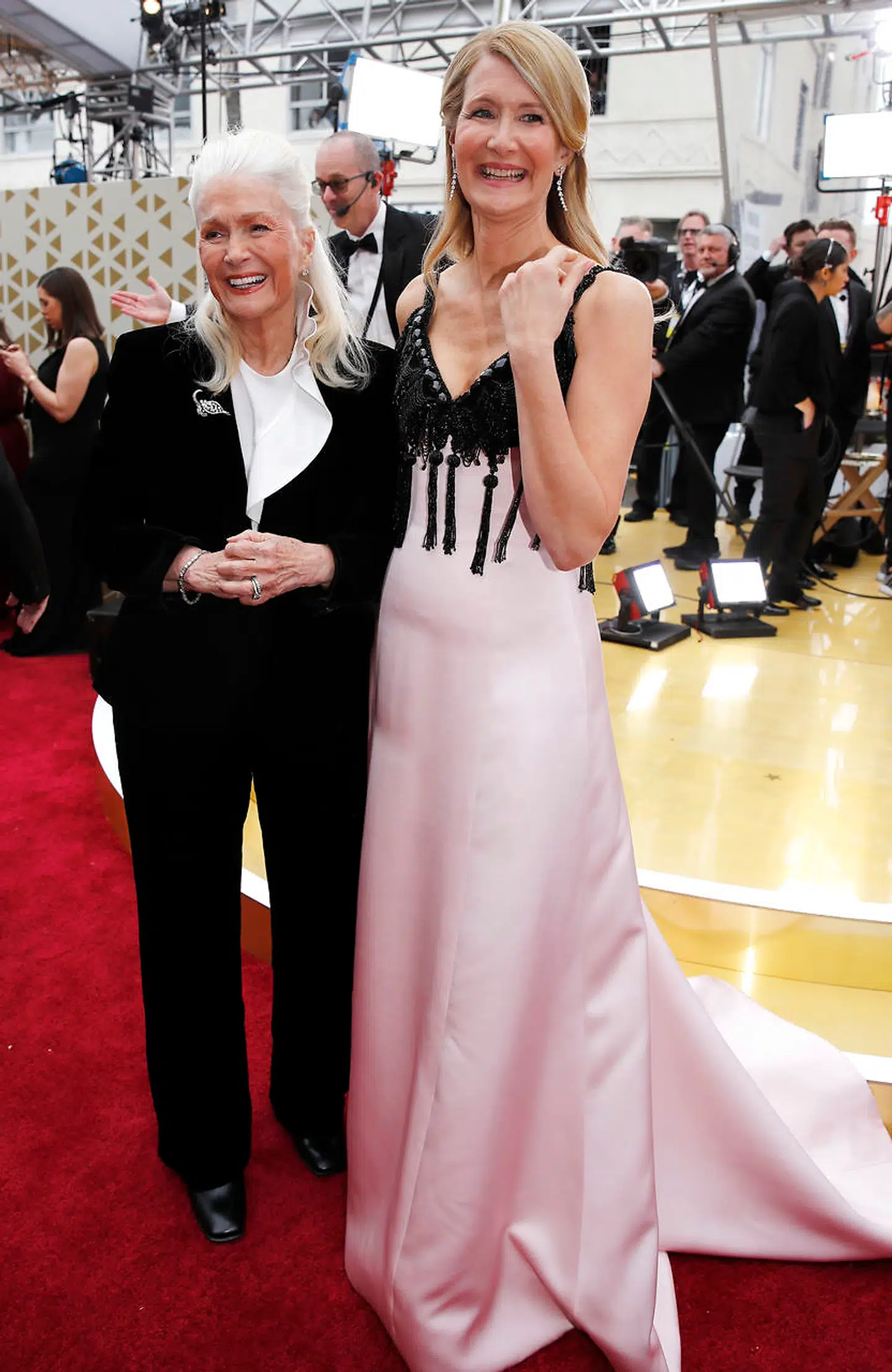 Laura Dern i en Armani-kjole med sin mor, Diane Ladd, ved sin side.