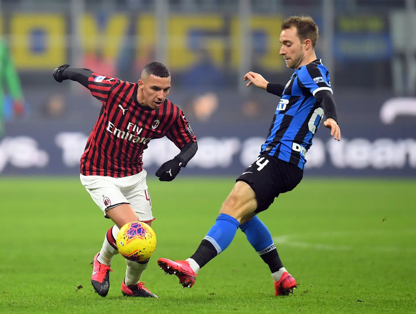 Eriksen kæmper om bolden med Bennacer fra AC Milan.