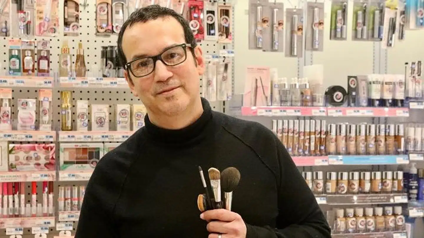Bruce Grayson er nærmest født ind i Hollywoods makeupverden, for hans far var i sin tid også en anerkendt makeupartist i filmbyen.