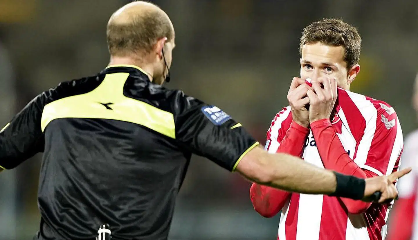 AaB's Jakob Ahlmann formanes af dommeren i Superliga-kampen mellem AaB og Hobro IK i Aalborg 1. december 2019.