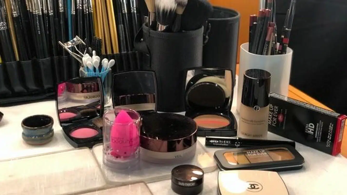 Her er nogle af Bruce Graysons absolutte must haves. Den lyserøde Beauty Blender-svamp er en perfekt til at rette op på en foundation, der er klasket sammen på grund af varme eller tårer.