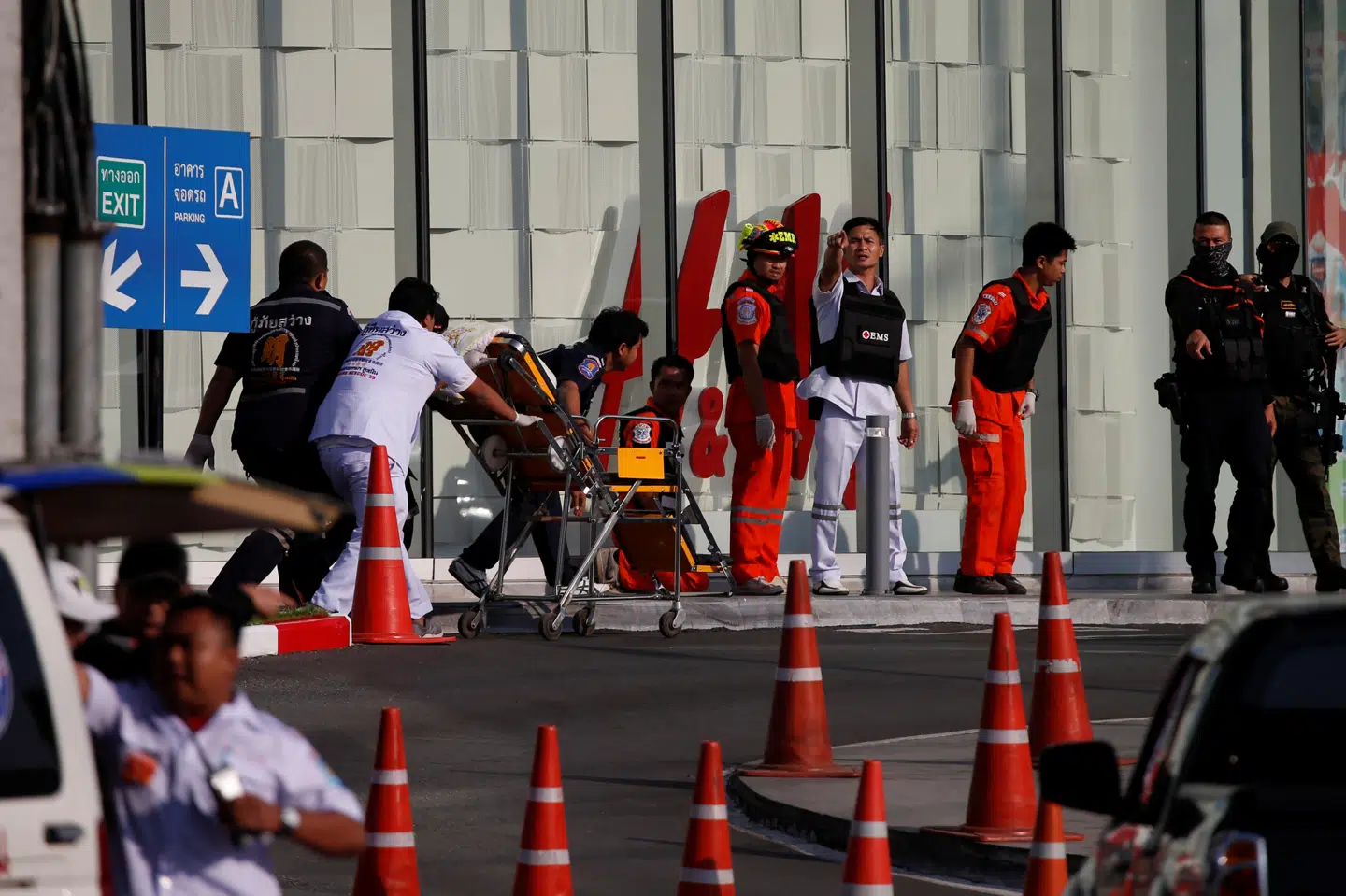 Ambulancereddere venter her på at få adgang til indkøbscenteret Terminal 21. Soe Zeya Tun/Reuters