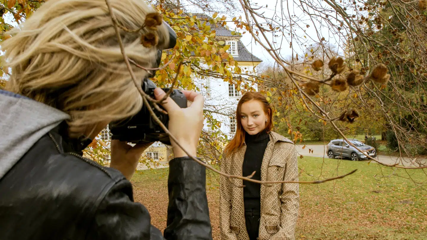 Alva har hevet sin far med ud i skoven, så han kan tage billeder af hende til Instagram.
