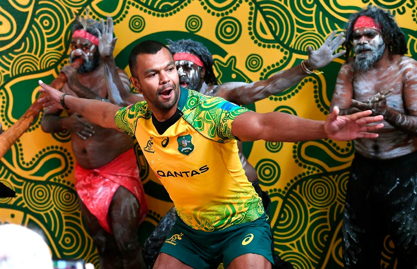 Han er aboriginal, Kurtley Beale, og han spller på det australske rugbylandshold. Her står han model i den trøje Australien bar, da de mødte New Zealand i 2017. Den var inspireret af aboriginalers rolle i sporten.
