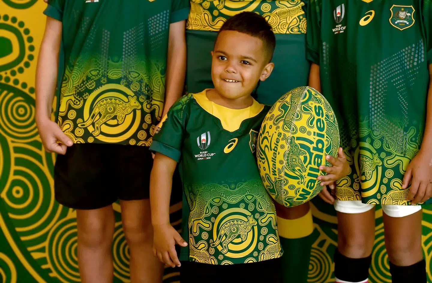 Rugbybørn af aboriginal-herkomst viser trøjen, der blev båret af det australske landshold under en landkamp i 2019..