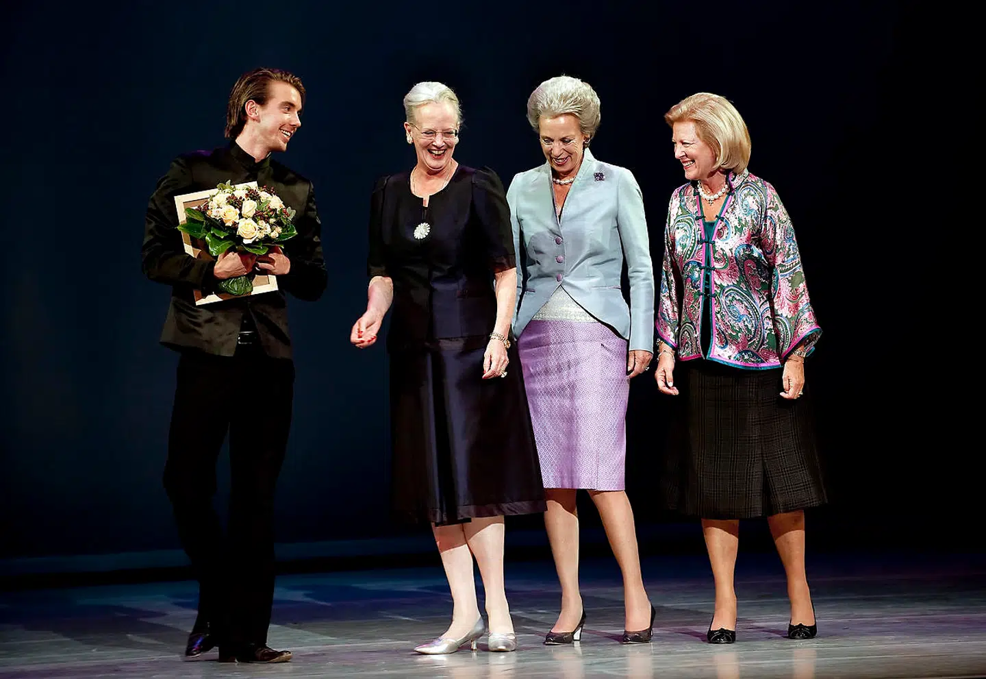 De tre søstre ved overrækkelsen i 2009.