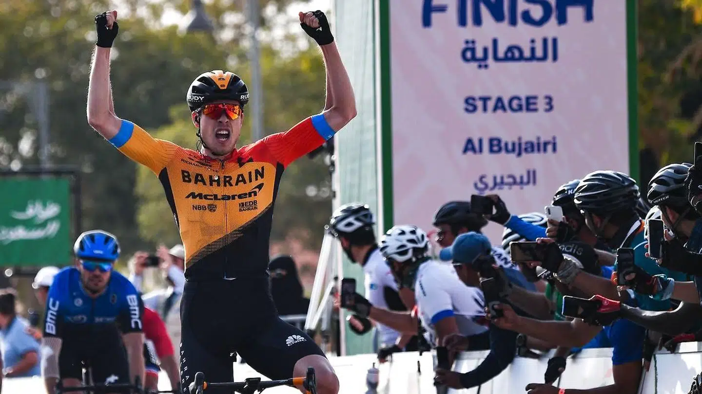 Phil Bauhaus krydser her målstregen på tredje etape af Saudi Tour foran NTT's Reinardt Janse Van Rensburg.