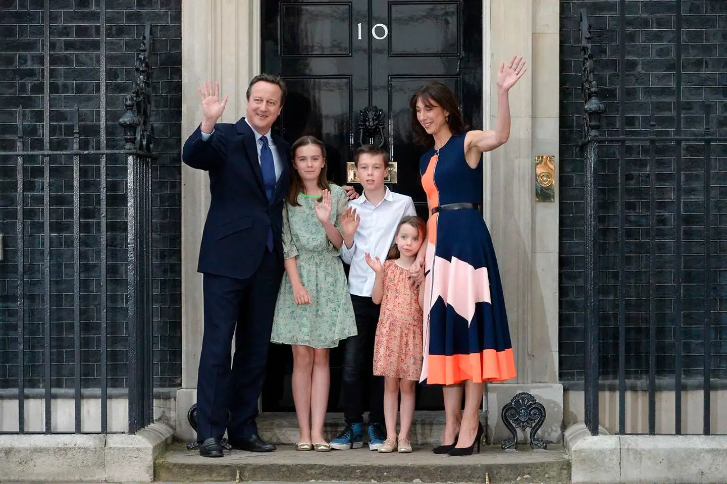Her siger David Cameron farvel til premierministerposten i 2016. Her sammen med sin kone Samantha, sønnen Arthur Elwen og døtrene Nancy Gwen og Florence Rose Endellion inden han tog til den engelske dronning.