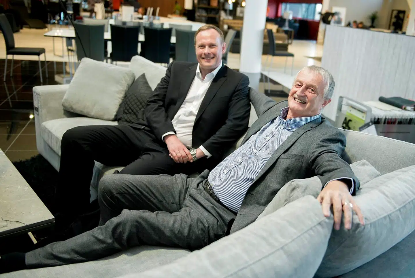 Lars Larsen købte sin afdøde vens livsværk Actona. Her ses han sammen med direktøren i Actona, Torben Villadsen, i 2015.