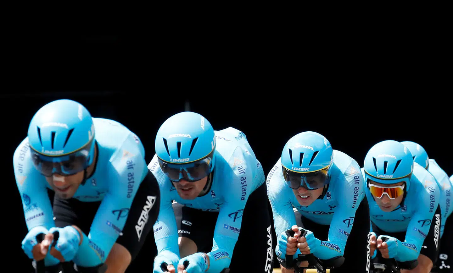 Jakob Fuglsang (tredje fra venstre) og Astana-holdet ved Tour de France 2019.