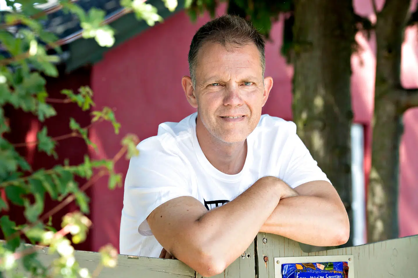 Søren Sørensen foran sit hus i det københavnske Nordvestkvarter.
