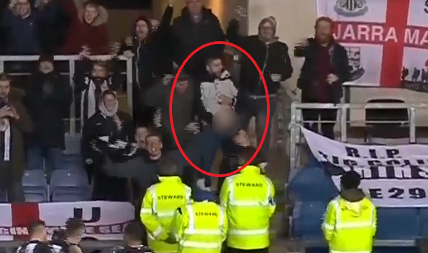 En Newcastle-fan blev nok lidt for begejstret ved scoringen til 3-2.