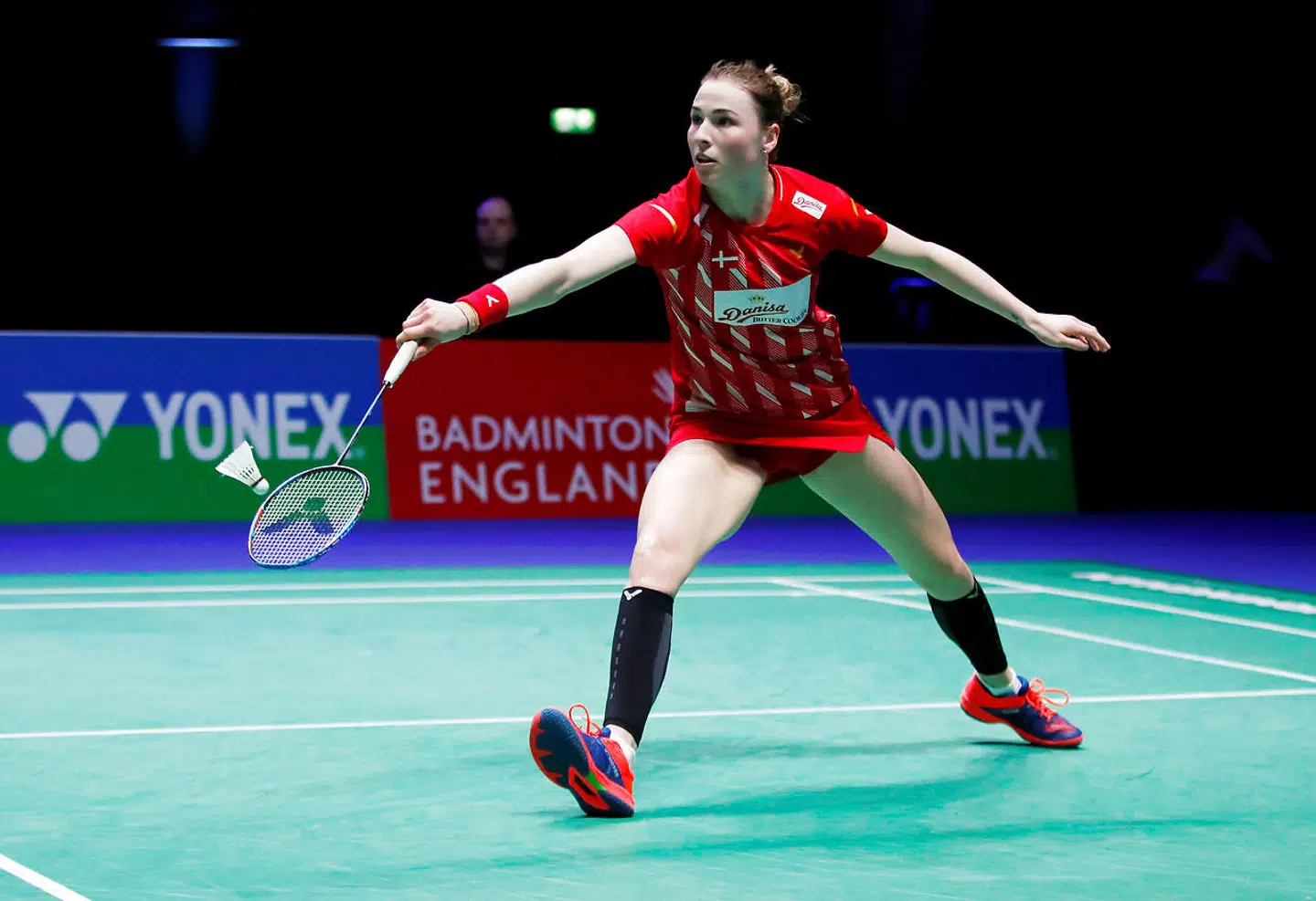 Line Kjærsfeldt i aktion på badmintonbanen.