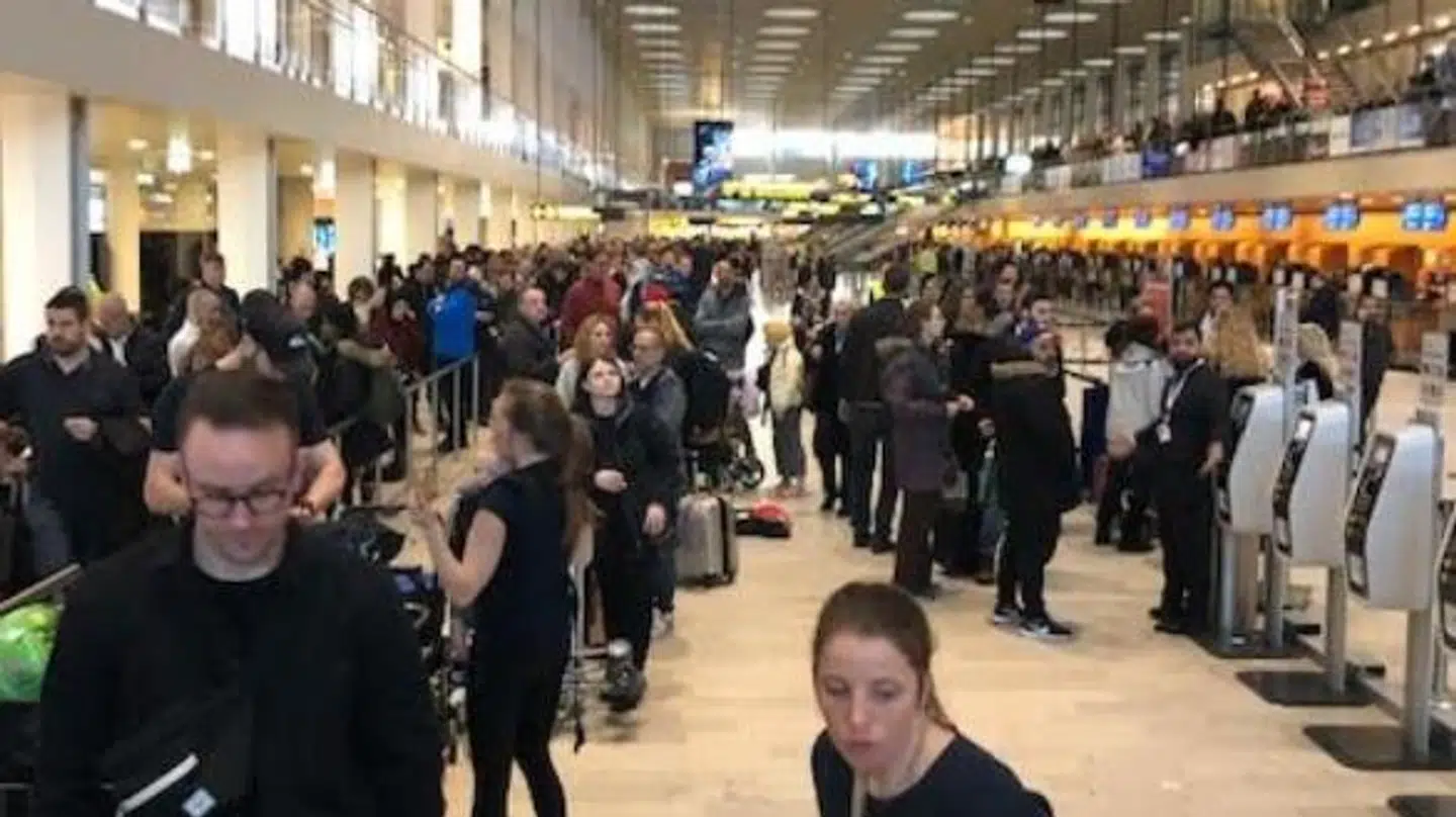 Der er massiv kø foran security i Københavns Lufthavn onsdag morgen. Medarbejderne i sikkerhedskontrollen har nedlagt arbejdet.
