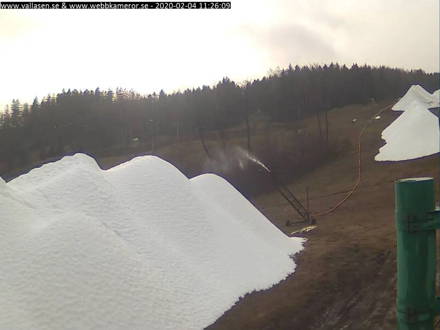 I Vallåsen åbner skisæsonen 8. februar selvom der ikke er meget sne. Løsningen er bjerge af kunstig sne.