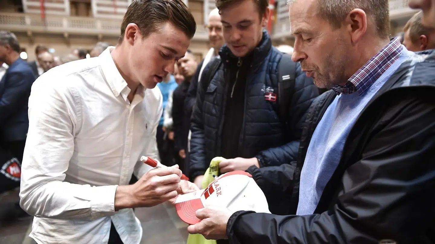Mads Pedersen skriver autografer. Overborgmester Frank Jensen ønsker verdensmester i linjeløb, cykelrytter Mads Pedersen, tillykke med VM guldet på Københavns Rådhus onsdag den 2. oktober 2019. (Foto: Ida Guldbæk Arentsen/Scanpix 2019)