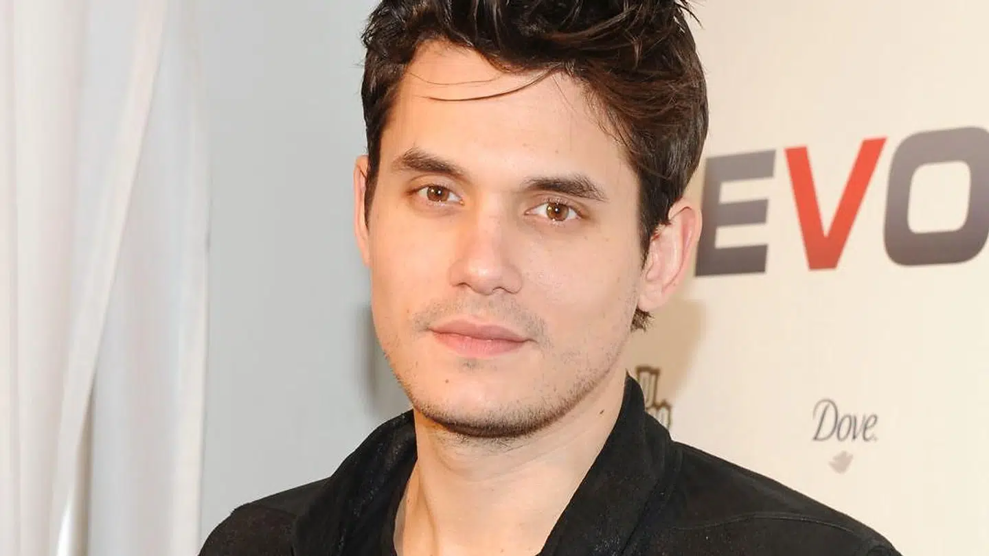 Her ses John Mayer i 2009, hvor han endnu engang fandt sammen med Jessica Simpson. Hun havde lige dated football-spilleren Tuny Romo.