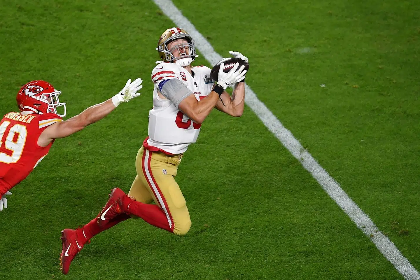 George Kittle griber en bold i Super Bowl.