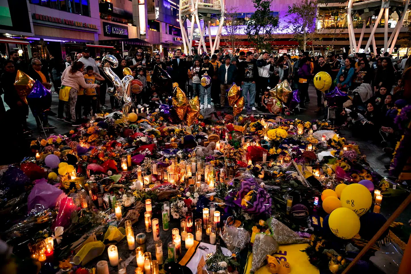 Fans mindes Kobe Bryant ved den tidligere hjemmebane, Staples Center.