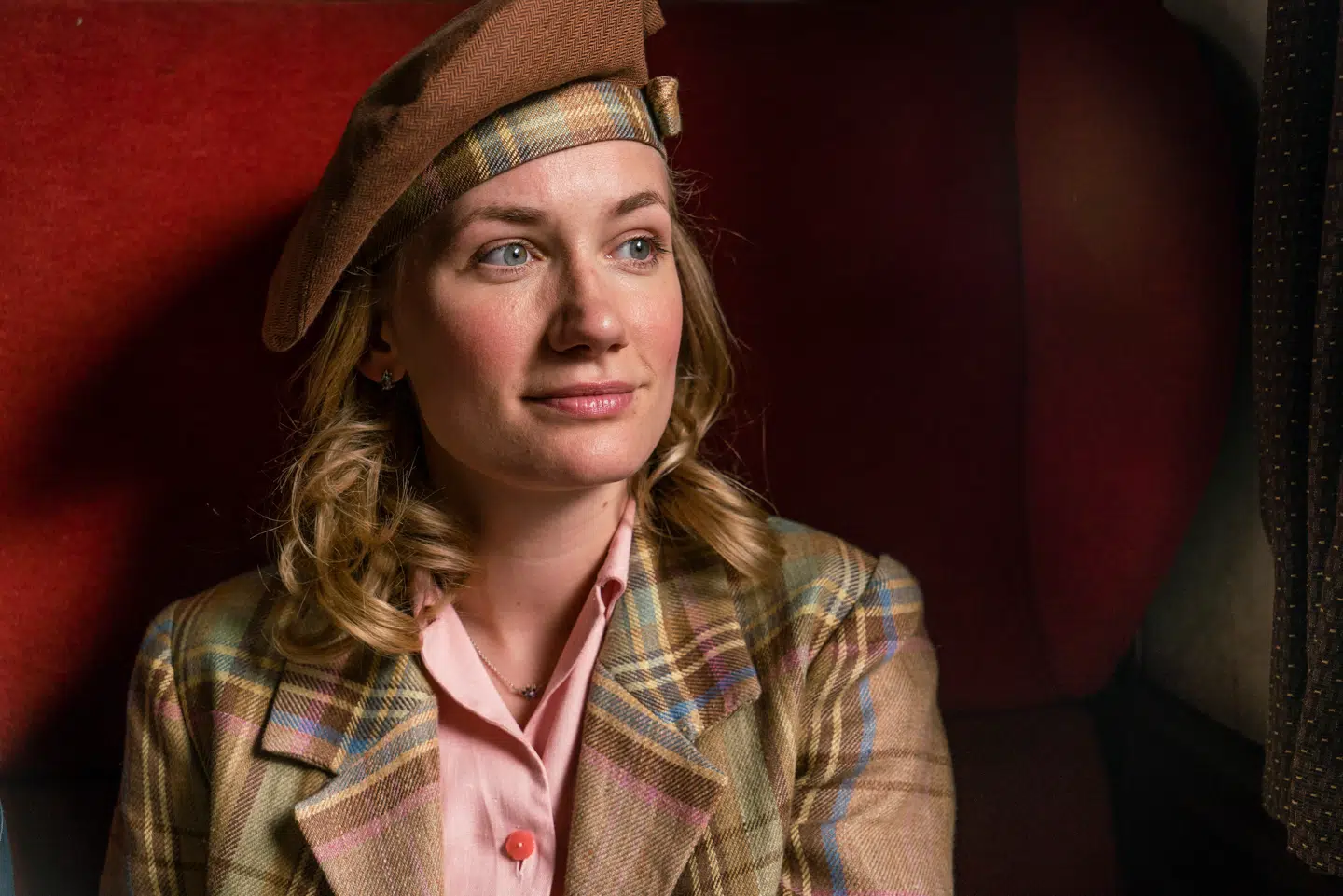 Jan Larsen cykler i 'Badehotellet' fra København til Nordjylland for at møde Bertha Frigh.