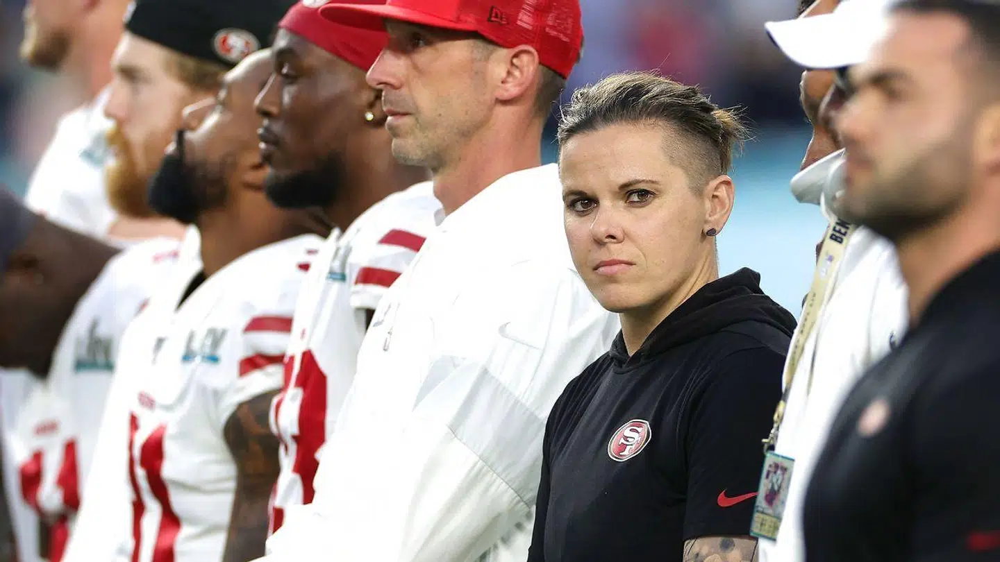 Her ses Katie Sowers ved dette års Super Bowl, der blev vundet af Kansas City Chiefs.