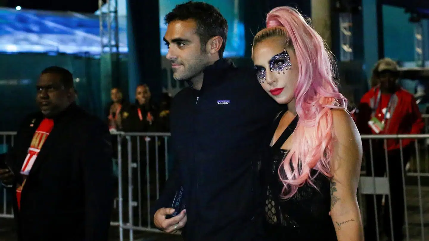 Lady Gaga med Michael Polansky efter Super Bowl-finalen.