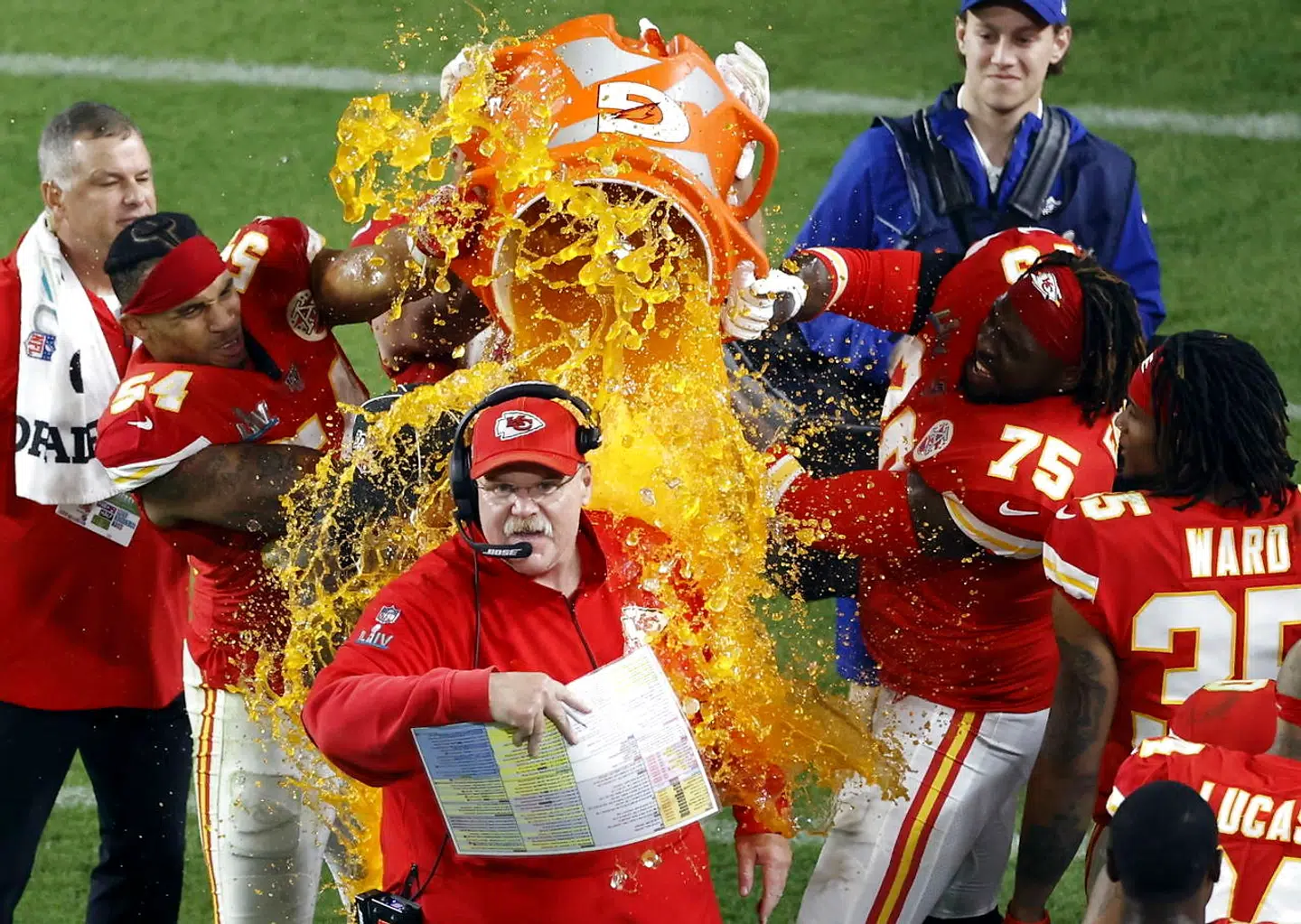 Andy Reid overdynges med Gatorade, da kampen reelt er ovre.