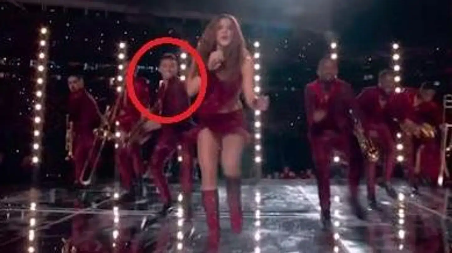 Nicky Andersen ses her danse med Shakira ved Super Bowl i Miami, Florida.