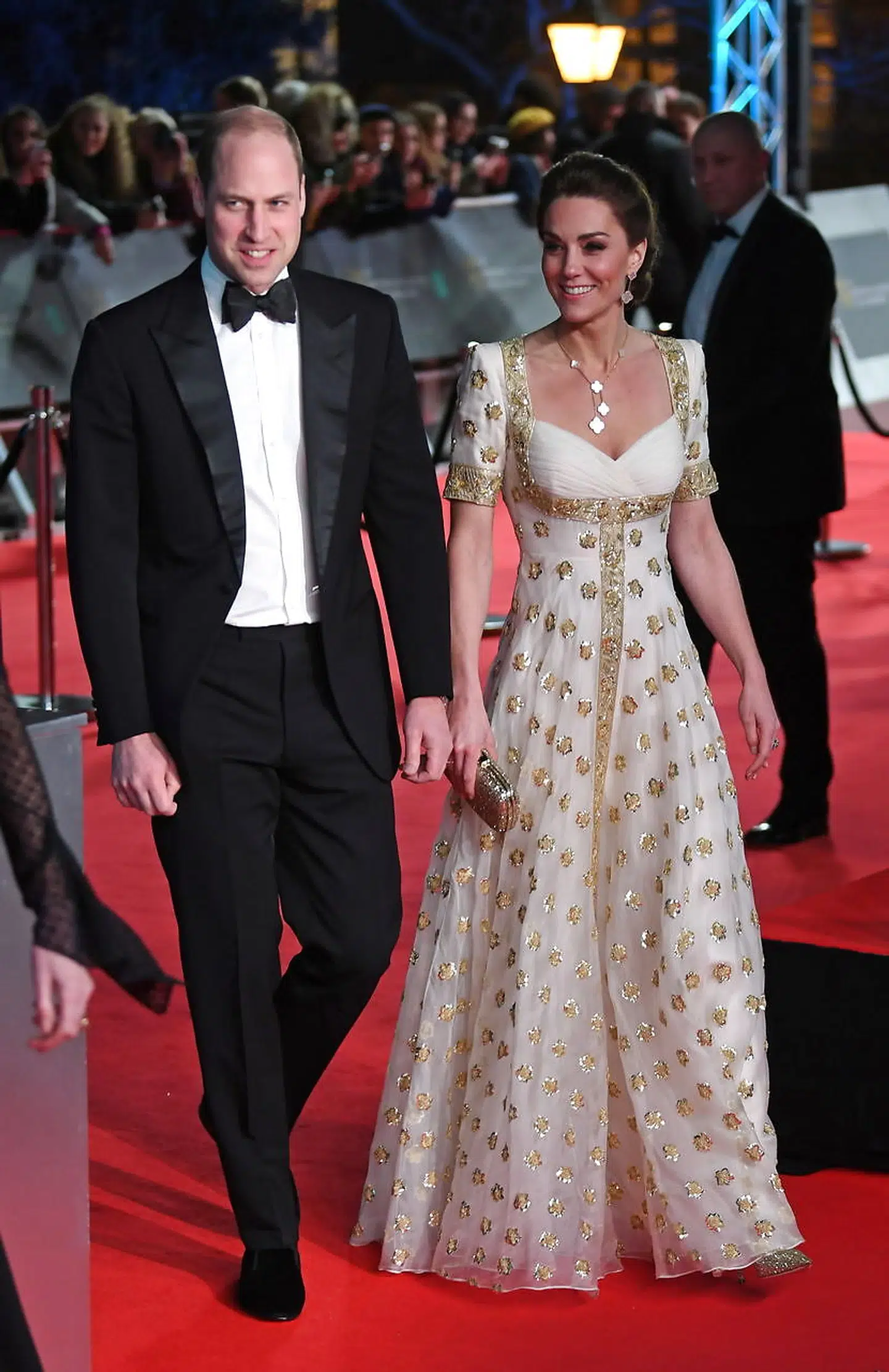 Her ses hertugen og hertuginden af Cambridge, da de ankommer til BAFTA-uddelingen. Hertuginde Kate var i en kjole, hun også har brugt tidligere.