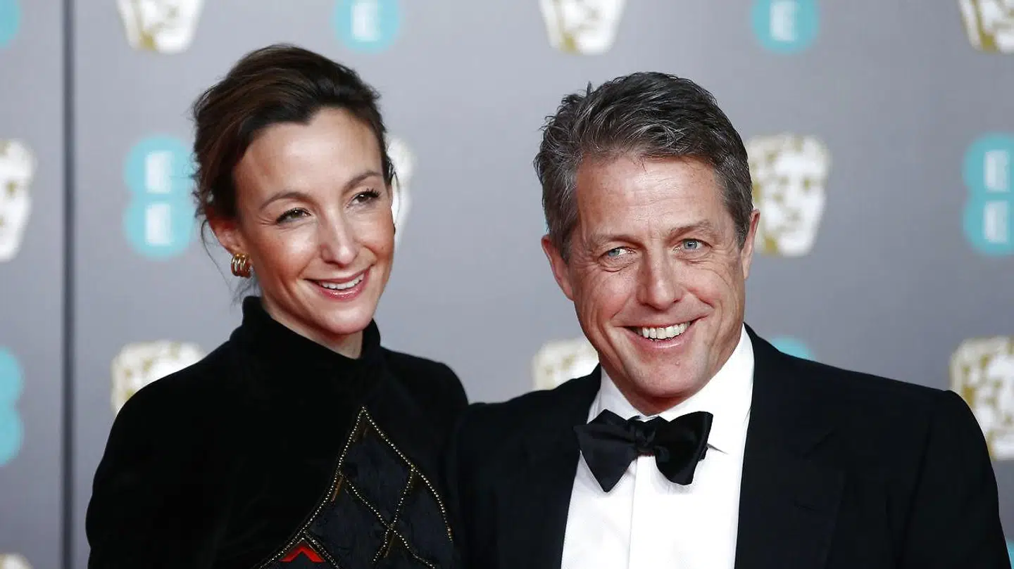 Her ses Hugh Grant med sin kone Anna Elisabet Eberstein ved dette års uddelingen af BAFTA-prisen.