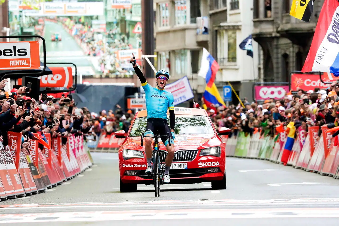 Jakob Fuglsang kører sejrrigt over målstregen ved Liège-Bastogne-Liège i fjor.