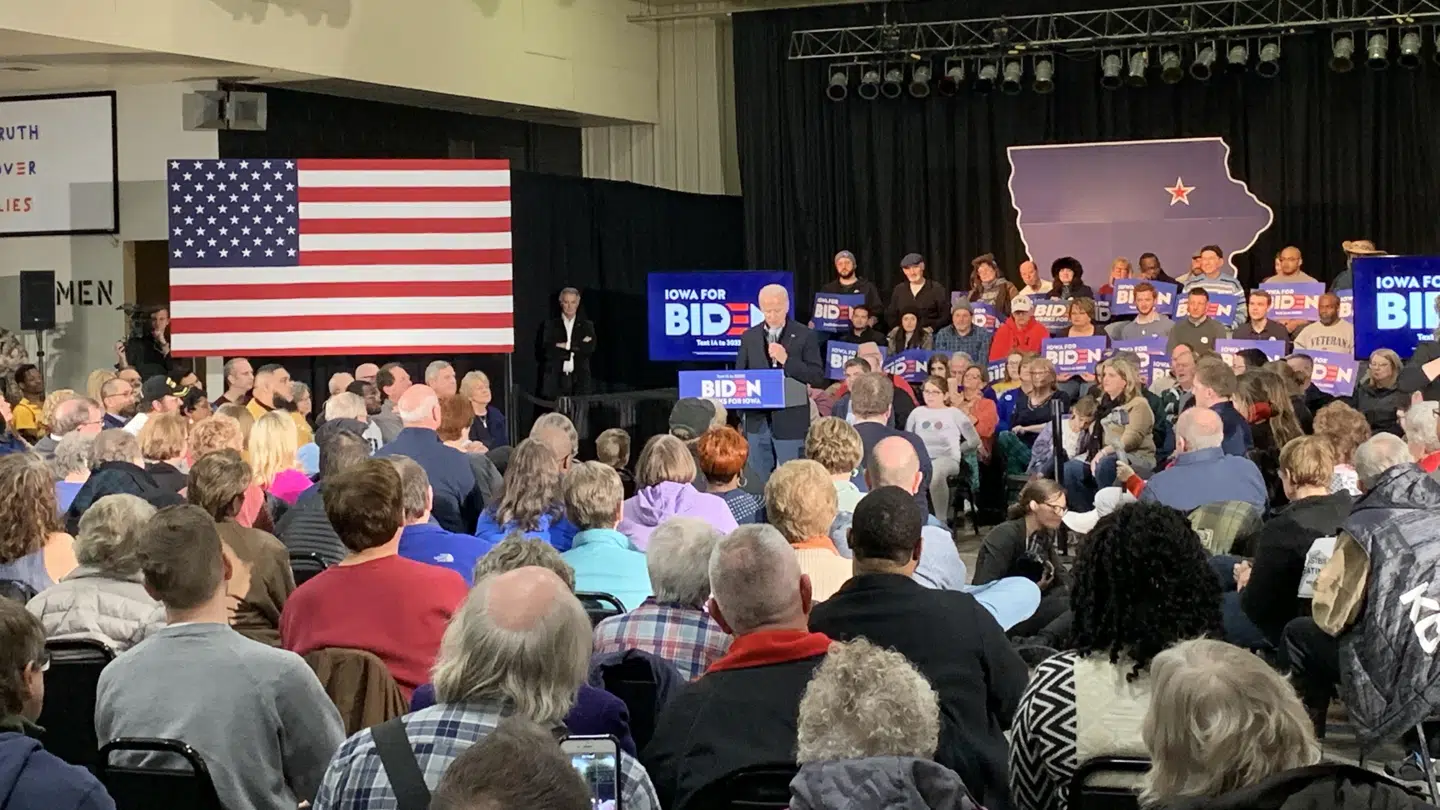 Joe Biden på talerstolen ved vælgermødet i Waterloo, Iowa.