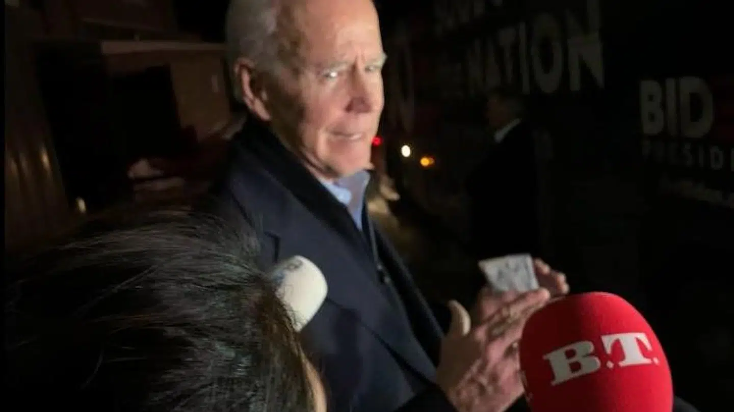 Joe Biden tog et enkelt spørgsmål fra den ventende presse, da han var på vej ud.